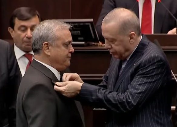 Siyasette 2026’nın İlk Büyük Transferi: CHP’den İstifa Eden Çakır, Rozetini Erdoğan’dan Aldı!