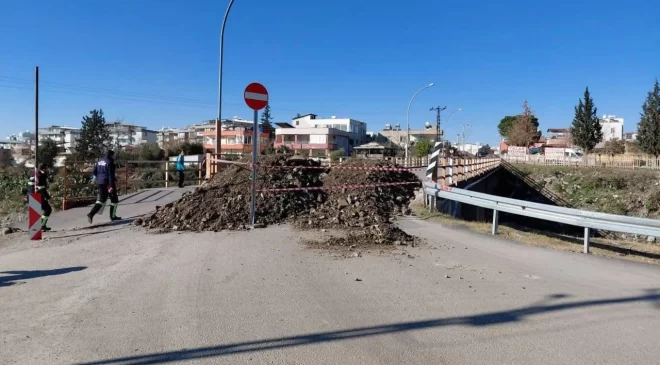 Ortasında delik oluşan köprü trafiğe kapatıldı