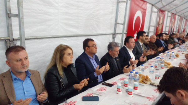 Mersin’de Birlik Sofrası: MHP’nin İftar Çadırına Binlerce Kişi Akın Etti!