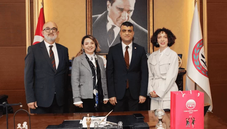 Mersin Barosu’ndan Çiçek Yerine Eğitime Destek