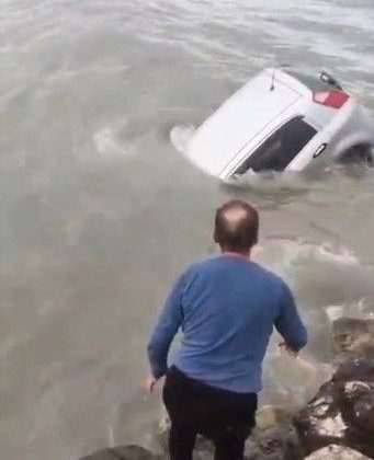 Silifke’de korku dolu anlar! Araç denize düştü
