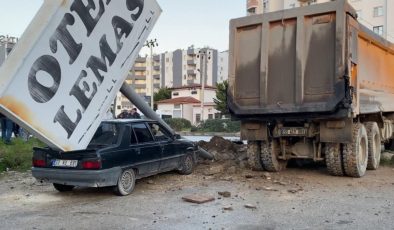 Kamyonun çarptığı tabela otomobilin üzerine devrildi: 1 yaralı