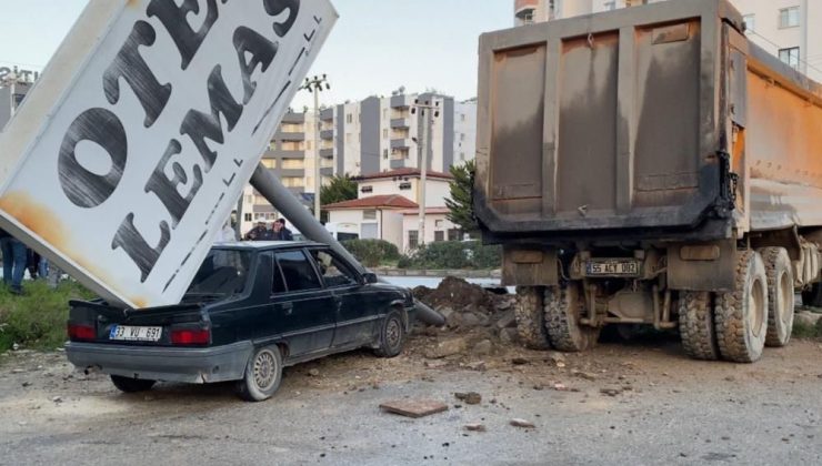 Kamyonun çarptığı tabela otomobilin üzerine devrildi: 1 yaralı
