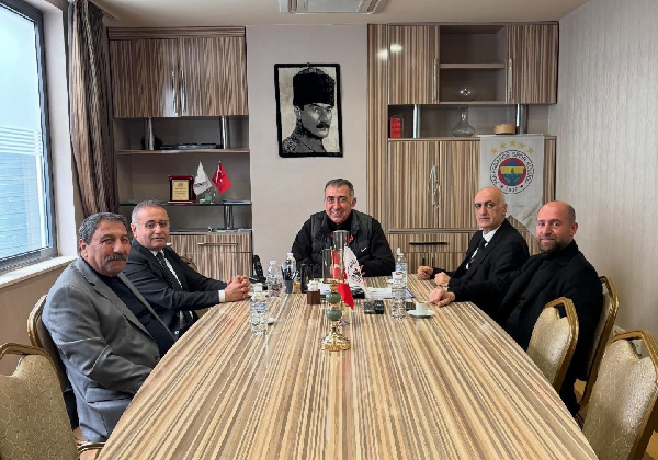 MERSİN MARDİNLİLER DERNEĞİ’NDE ÖNEMLİ KONUK: İZMİR’DEN DOSTLUK ZİYARETİ