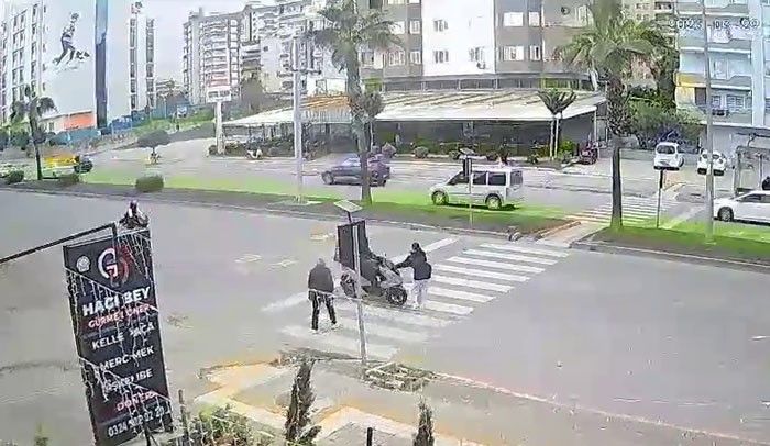 Mersin’de feci kaza kamerada! Küçük çocuk metrelerce savruldu