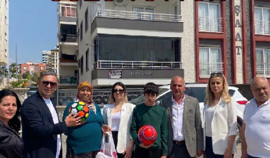 İYİ PARTİ MERSİN İL BAŞKANI ÖZDENİZ’DEN TARSUS’TA VEFA ZİYARETİ: “SÖZÜMÜZÜ TUTTUK, EVLATLARIMIZI GÜLDÜRDÜK”