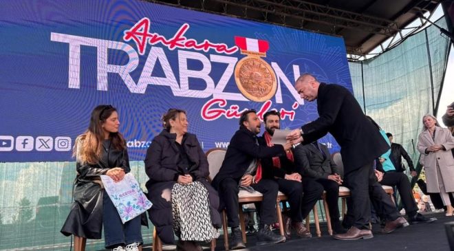 ‘Taşacak Bu Deniz’ oyuncuları Trabzon Günleri’nde hayranlarıyla buluştu