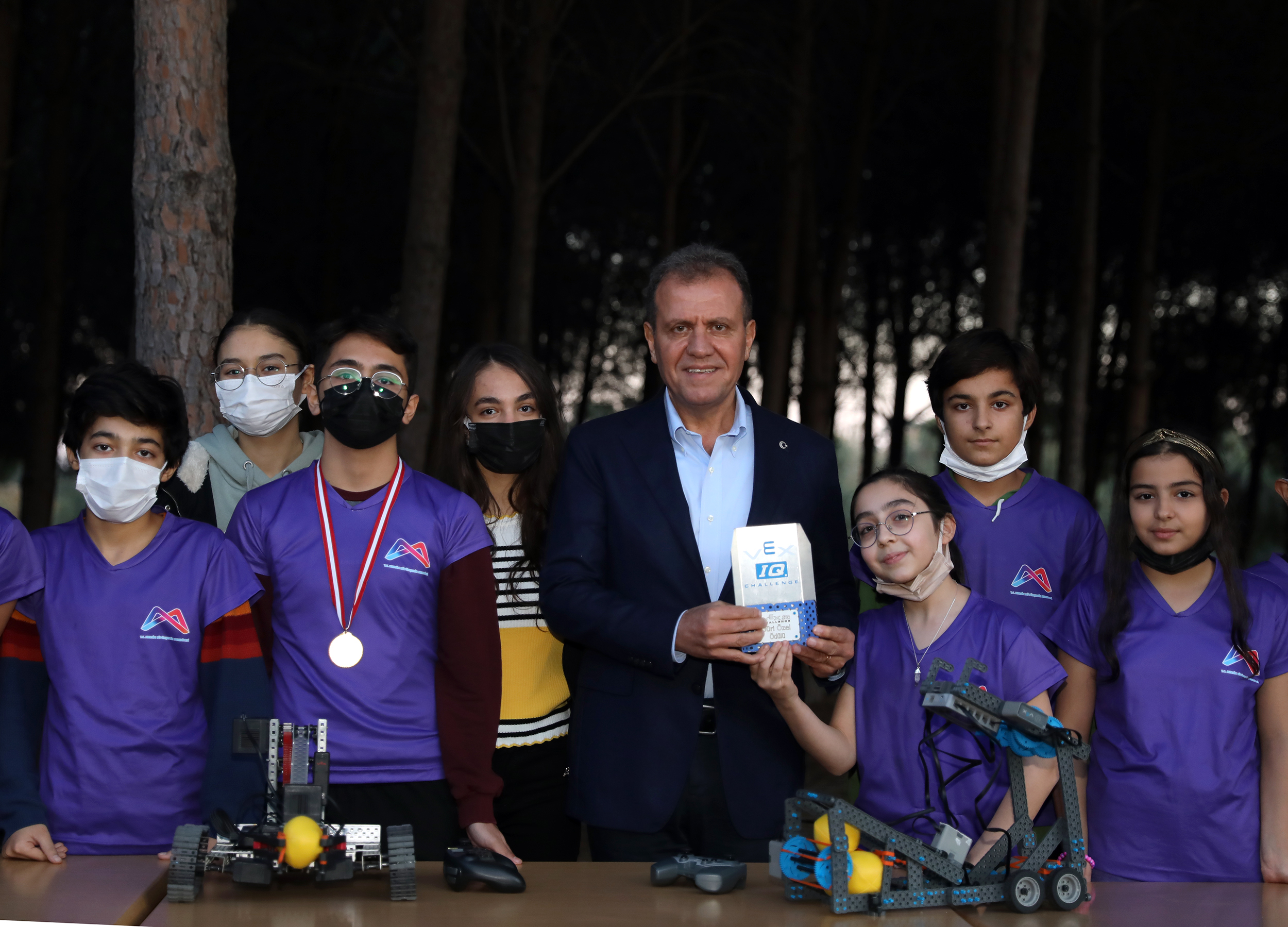 BAŞKAN SEÇER, ROBOTİK KODLAMADA ÖDÜL KAZANAN ÖĞRENCİLERLE BULUŞTU;