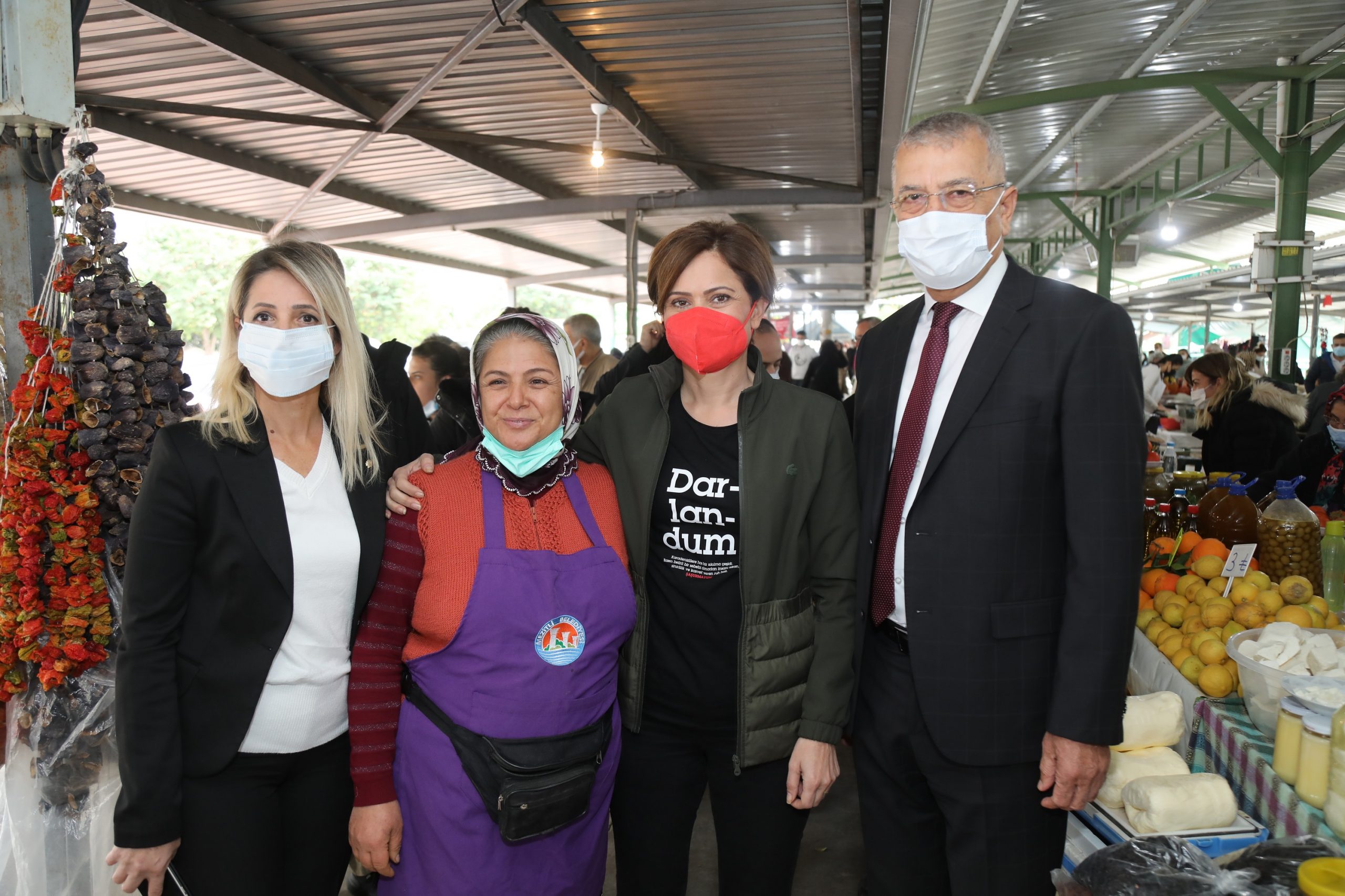 Kadın Üretici Pazarı Kaftancıoğlu’nu Ağırladı;Mezitli’de artık daha farklı hayaller kurmaya başlayan kadınlarımızın yakaladığı başarı ve özgüveni daha geniş kitlelere yaymak asıl hedefimiz olmalıdır. Mezitli’de ağırladığımız misafirlerimiz bu felsefemizi daha farklı yerlerdeki kadınlara ulaştırabilmemiz için aracılık etmekteler. Sayın Kaftancıoğlu, kadınlarımızın sesini ve dayanışma mesajlarını gittiği her yere taşıyacaktır. Sayın Kaftancıoğlu’na gösterdiği sıcak ilgi ve duyarlı yaklaşımı nedeniyle tüm kadınlarımız adına teşekkürlerimi sunarım” diye konuştu