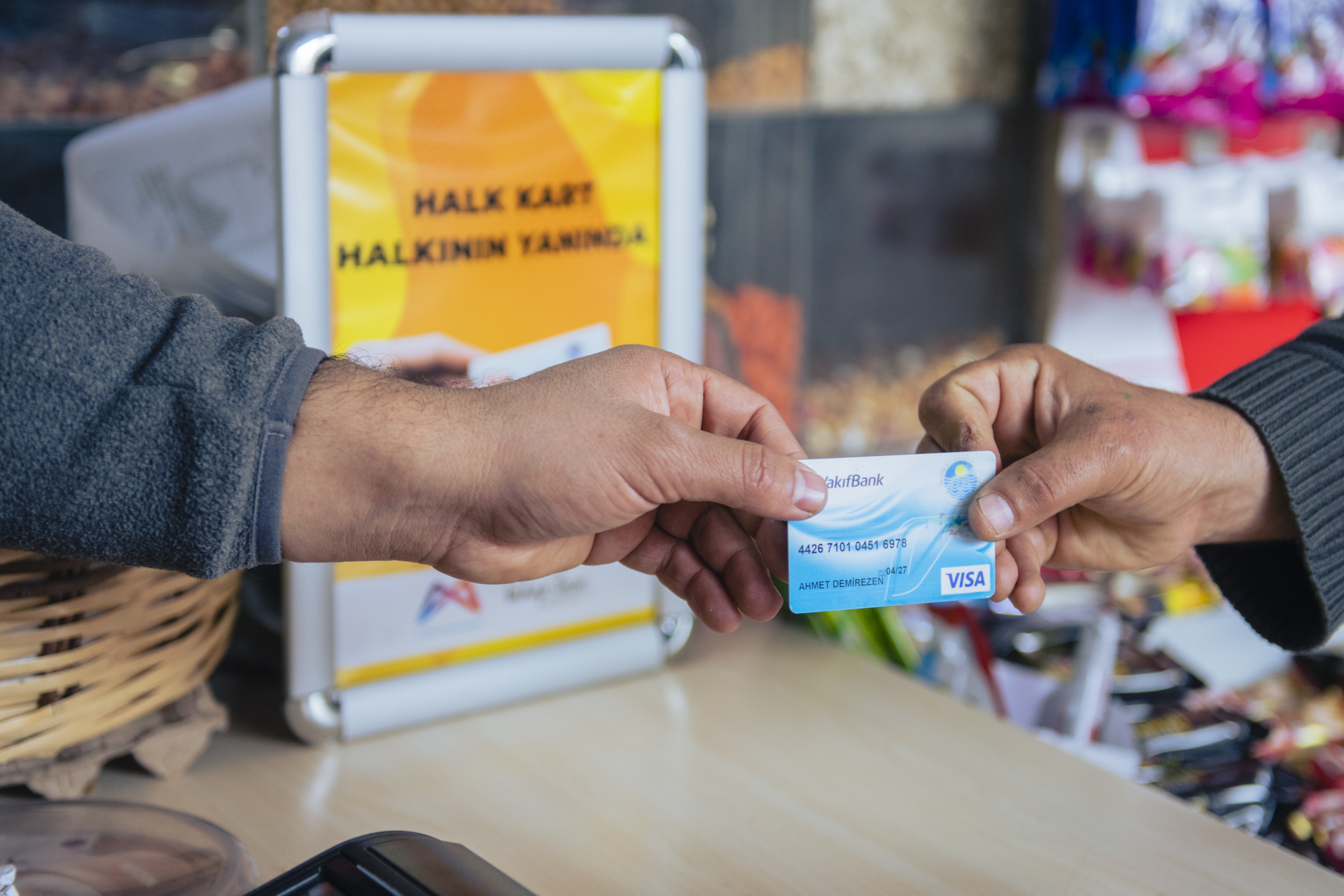 MERSİN BÜYÜKŞEHİR, HALK KART’LA YEREL ESNAFA DA DESTEK OLUYOR