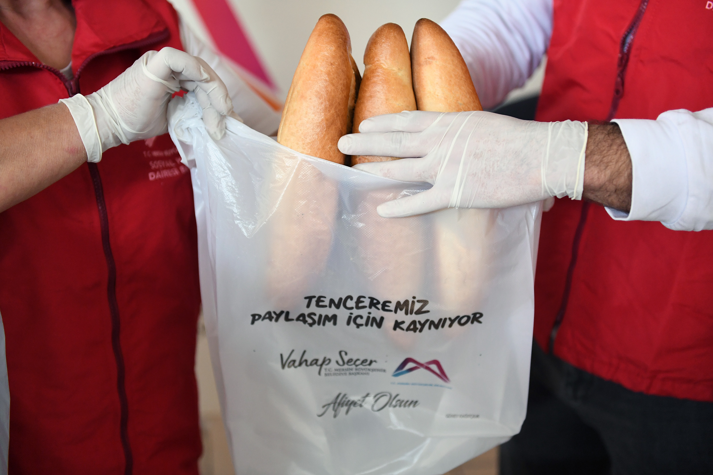 MERSİN BÜYÜKŞEHİR, İHTİYAÇ SAHİBİ VATANDAŞLARA ÜCRETSİZ EKMEK DAĞITIMINA BAŞLADI