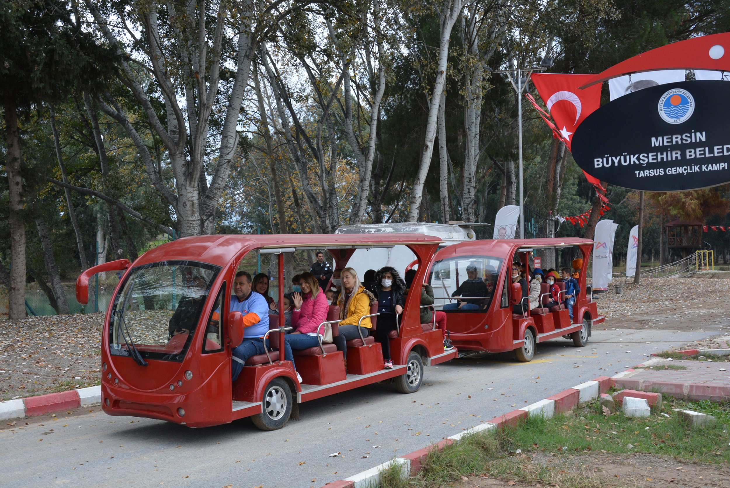 ÖZEL GEREKSİNİMLİ BİREYLER VE AİLELERİ, GENÇLİK KAMPINDA MORAL BULDU;