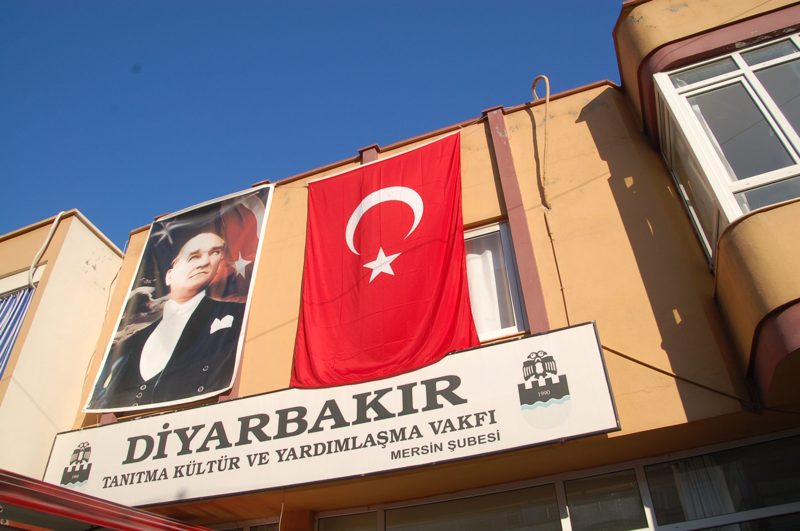 VAKIF Merkez binasında DİTAV MERSİN Yönetim Kurulu Başkanı Ferudun GÜNDÜZ ile buluşan Diyarbakırlılar lezzetli bir Çiğköfte Partisi eşliğinde keyifli sohbetler yaptılar.