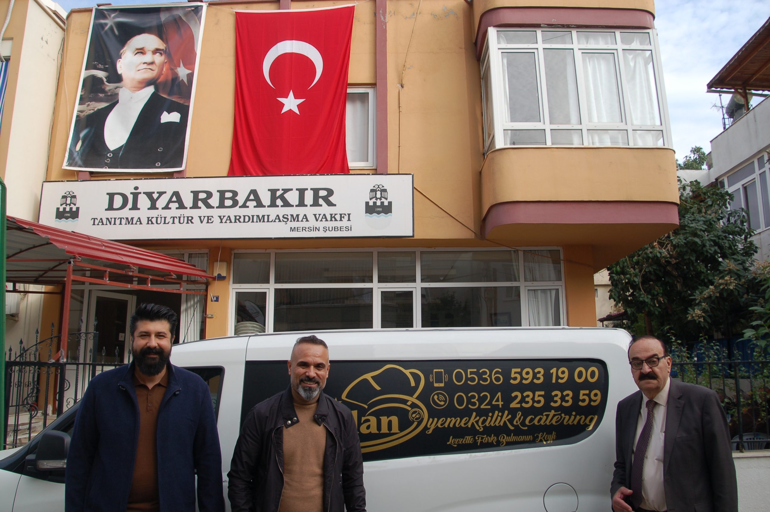 Diyarbakırlılar SPONSORLUĞUNU YAPTIGI ŞAMEDAN YEMEKCİLİK GELEN LEZZETLİ YEMEKLER EŞLİĞİNDE eşliğinde keyifli sohbetler yaptılar.