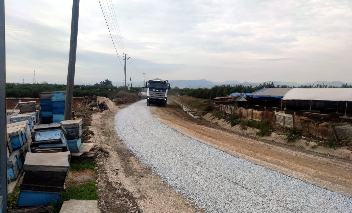 AKDENİZ’DE ASFALT SERİMİ VE KALDIRIM YENİLEME ÇALIŞMALARI SÜRÜYOR: