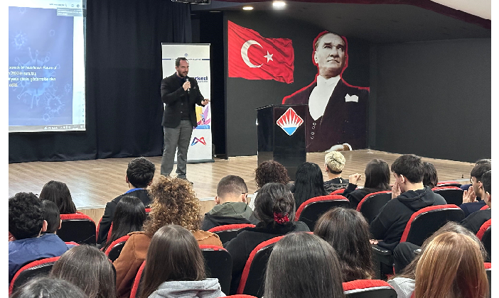 KARİYER MERKEZİ, ÖĞRENCİLERLE GELECEĞİN MESLEKLERİNİ KONUŞTU
