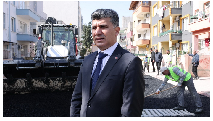 AKDENİZ KAYMAKAMI VE BELEDİYE BAŞKAN VEKİLİ ZEYİT ŞENER, YENİMAHALLE’DE ASFALTLAMA ÇALIŞMALARINI DENETLEDİ