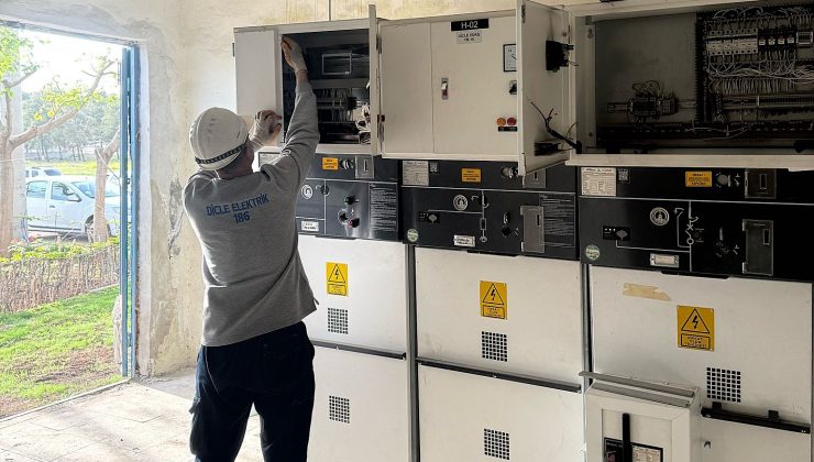 Bakır Hırsızları Binlerce Hane ve Resmi Kurumu Elektriksiz Bıraktı:   Trafo Kabinlerine Yönelik Müdahaleler 3 Milyon TL’lik Hasara Yol Açtı   Son iki hafta içinde Şanlıurfa’da beş ayrı mahalledeki trafo kabinlerine giren hırsızlar, bakır kabloları ve aküleri çalarak hem binlerce abonenin hem de resmi kurumların elektriksiz kalmasına neden oldu. Olaylar sonucunda yaklaşık 3 milyon TL tutarında maddi hasar oluştu.   Dicle Elektrik, Şanlıurfa’da art arda yaşanan bakır hırsızlıkları nedeniyle ciddi bir güvenlik ve hizmet kesintisi sorunu ile karşı karşıya kaldı. Beş farklı mahalledeki trafo kabinlerine giren hırsızlar, binlerce abonenin yanı sıra Valilik, Nüfus ve Vatandaşlık Müdürlüğü ile Adliye gibi önemli kamu kurumlarının da elektriksiz kalmasına yol açtı.   Geniş çaplı bir kesintiye yol açtı   Son olay, Haliliye ilçesine bağlı Paşabağı Mahallesi’nde meydana geldi. Sabah saatlerinde yaklaşık 4 bin abonenin enerji aldığı trafo kabinine giren hırsızlar, kilidi kırarak içerideki bakır kabloları ve aküleri çaldı. Yaşanan bu hadise, bölgedeki meskenler ve işyerlerinin yanı sıra kritik kamu hizmet binalarını da etkileyerek geniş çaplı bir enerji kesintisine yol açtı.   Daha önce de Karaköprü ilçesine bağlı Seyrantepe ile Haliliye ilçesindeki Veysel Karani, Kamberiye ve Şair Nabi mahallelerindeki trafo kabinlerine benzer şekilde müdahale edilmiş, yine binlerce abone mağdur olmuştu. Söz konusu hırsızlıklar nedeniyle Dicle Elektrik’in şebeke altyapısında oluşan hasarın maliyeti yaklaşık 3 milyon TL olarak belirlendi.    “Yetkisiz müdahale can ve mal güvenliğini tehdit ediyor”   Yaşanan bu olaylar üzerine bir açıklama yapan Dicle Elektrik yetkilileri, elektrik şebekesine yalnızca yetkili personelin müdahalede bulunabileceğinin altını çizerek, “Ölüm riski taşıyan enerji altyapısına yetkisiz şekilde müdahale eden kişiler, yalnızca kendi hayatlarını değil, bölgedeki tüm vatandaşlarımızın can ve mal güvenliğini de riske atıyor. Cüzi miktarlarda gelir elde etmek uğruna yapılan bu eylemler, milyonlarca liralık kamu zararına ve binlerce abonenin mağduriyetine neden oluyor. Vatandaşlarımızdan ricamız; şüpheli durumları ivedilikle emniyet birimlerine ve kurumumuza bildirmeleri yönündedir.” açıklamasında bulundu.   Yatırımların 20 milyar TL’yi aşması bekleniyor   Şanlıurfa’ya 2013 yılından bu yana toplam 17 milyar TL yatırım yapan Dicle Elektrik, 2025 yılı özelinde kente 3 milyar TL tutarında yatırım gerçekleştirecek. İlde şebeke yenilemeleri, kapasite artışları ve akıllı şebeke uygulamaları başta olmak üzere 90 farklı proje yürütüldüğü bilgisini veren dağıtım şirketi, milyarlarca liralık yatırımlara rağmen, enerji altyapısına yönelik bu tür sabotajların hizmet sürekliliğini sekteye uğrattığı açıklamasında bulundu.