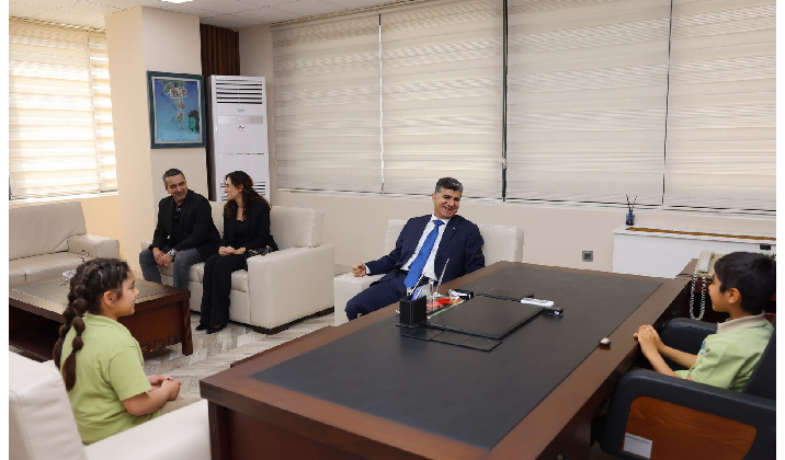 AKDENİZ’DE MAKAM KOLTUĞU MİNİK BAŞKAN KADİR’E EMANET