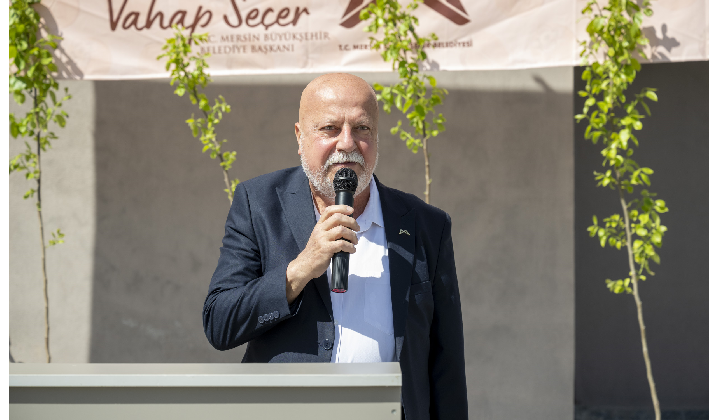 BÜYÜKŞEHİR TARIMSAL ÜRÜN ÇEŞİTLİLİĞİNİ ARTIRMAYI SÜRDÜRÜYOR  MERSİNLİ ÜRETİCİLER BÜYÜKŞEHİR’İN DESTEKLERİYLE ÜRETİMLERİNİ SÜRDÜRMENİN KEYFİNİ YAŞIYOR  BÜYÜKŞEHİR KENT GENELİNDE TRABZON HURMASI FİDANI DAĞITIYOR