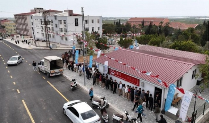 Silifke Belediyesi, öğrencilere yönelik sosyal bir hizmet daha sundu: Öğrenci Kent Lokantası. Şehir merkezindeki Kent Lokantası’nın ardından, öğrencilerin yoğun olduğu okullar bölgesinde açılan yeni lokanta, sadece 20 TL karşılığında tüm öğrencilere öğle yemeği imkânı sağlıyor.