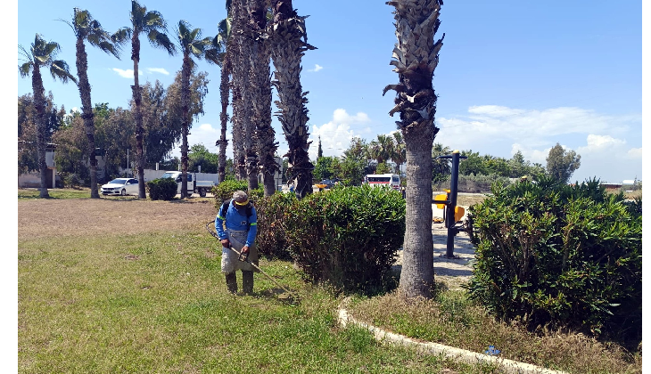 AKDENİZ’İN PARK, BAHÇE VE YEŞİL ALANLARINA YAZ BAKIMI