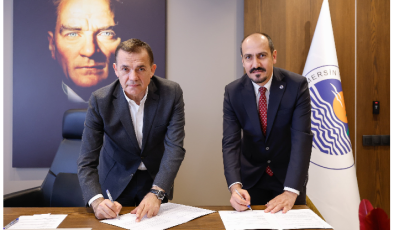 EMO Mersin Şube    TMMOB Elektrik Mühendisleri Odası (EMO) Mersin Şubesi, 14 Mayıs 2025 tarihinde Yenişehir Belediye Başkanlığı ile önemli bir protokole imza attı. İmzalanan bu protokol kapsamında, Yenişehir ilçesinde işyeri ruhsatı almak isteyen tüm işletmelerin elektrik tesisatlarına yönelik periyodik kontroller, EMO Mersin Şubesi teknik ekibi tarafından gerçekleştirilecek.  Protokol ile birlikte, elektrik tesisatlarının güvenliğine yönelik kontroller zorunlu hale getirilirken, can ve mal güvenliği açısından önemli bir adım atılmış oldu. Bu uygulama, Yenişehir Belediyesi’ne işyeri ruhsatı başvurusu yapan tüm işletmeler için geçerli olacak.  EMO Mersin Şube yetkilileri, “Teknik ekibimizle ve tüm bilgi birikimimizle çalışmaya ve protokol kapsamındaki görevimizi yerine getirmeye hazırız” açıklamasında bulunarak, sürecin başlamasından duydukları memnuniyeti dile getirdi. Yenişehir Belediye Başkanı Sn. Abdullah Özyiğit’e konuya gösterdiği hassasiyet ve EMO ile kurduğu iş birliği nedeniyle teşekkür edildi.  Elektrik Mühendisleri Odası Mersin Şubesi, elektrik tesislerinde can ve mal güvenliğini sağlamak amacıyla meslek alanına giren her konuda kamusal sorumluluk anlayışıyla hizmet sunmaya devam edeceklerini ve bu bilincin tüm belediyelerde yaygınlaşması için çalışmalarını sürdüreceklerini belirtti.