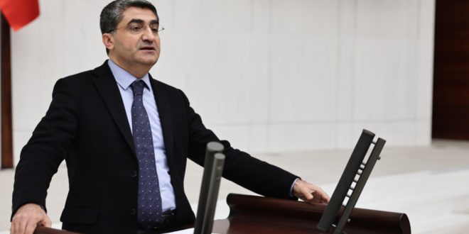 DEVA Partisi Genel Başkan Yardımcısı veMersin Milletvekili Mehmet Emin Ekmen, hazırgiyim sektöründe derinleşen ekonomik kriziTürkiye Büyük Millet Meclisi gündeminetaşıyarak Ticaret Bakanı Ömer Bolat’a soruönergesi verdi. 2023 ve 2024 yıllarınınardından 2025’in ilk dört ayında da zararaçıklayan sektörün; yüksek maliyetler, düşükdöviz kuru ve artan faiz yükü nedeniyleayakta kalmakta zorlandığını belirten Ekmen, devlet desteğinin artık kaçınılmaz olduğunuvurguladı.