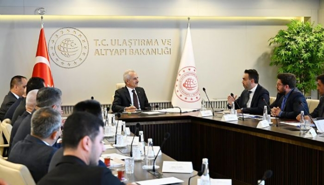 AKP’den Ankara’ya Mersin Ulaştırma Çıkarması Mersin’in yıllardır Ulaştırma ve Altyapı Bakanlığı’ndan beklediği yatırımlar için AKP Mersin teşkilatı Ankara’ya çıkarma yaptı