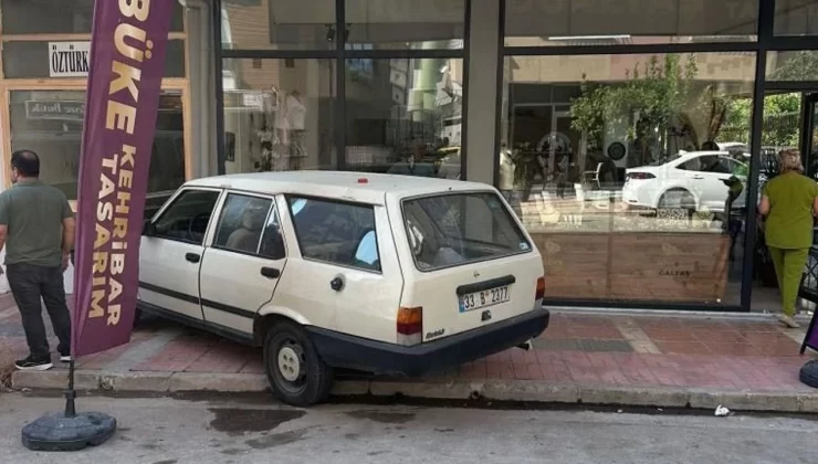 Mersin’de araçlar iş yerlerine daldı