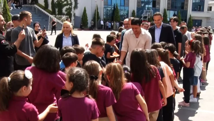 Mesut Özil, öğrencilerle bir araya geldi