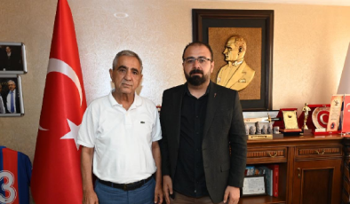ANAHTAR PARTİ YÖNETİMİNDEN MERSİN ESOB ,A ZİYARET  BAŞKAN GÖK ESOB ZİYARETİ İLGİLİ ŞU AÇIKLAMADA BULUNDU;  Anahtar Parti Mersin İl Başkanı Ahmet Gök ve Anahtar Parti İl Protokolü olarak, Mersin Esnaf ve Sanatkârlar Odaları Birliği’ni (ESOB) ziyaret ettik. Ziyaretimizde; • Küçük esnafın ve dar gelirli vatandaşın içinde bulunduğu zorlukları, • Ülkemizdeki ekonomik daralmayı, gelir adaletsizliğini • Esnafın ayakta kalma mücadelesini konuştuk. Bugün Türkiye’de esnafımız borcunu çeviremiyor, küçük işletmeler kapanma noktasında. Ama biz biliyoruz ki: Bu zor günleri aşacak kadrolar bu milletin içindedir. Umudun adı Mersin’dir. Dün Arslanköy’de halkın iradesi nasıl tecelli ettiyse, Bugün de bu irade Mersin’de büyüyerek devam etmektedir. Mersin için, memleket için güzel bir istişare oldu. ESOB Başkanımız Sayın Veysel Sarı’ya, esnaf camiasına katkıları ve misafirperverlikleri için teşekkür ediyoruz. Ahmet Gök Anahtar Parti Mersin İl Başkanı