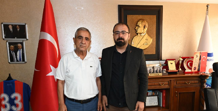 ANAHTAR PARTİ YÖNETİMİNDEN MERSİN ESOB ,A ZİYARET  BAŞKAN GÖK ESOB ZİYARETİ İLGİLİ ŞU AÇIKLAMADA BULUNDU;  Anahtar Parti Mersin İl Başkanı Ahmet Gök ve Anahtar Parti İl Protokolü olarak, Mersin Esnaf ve Sanatkârlar Odaları Birliği’ni (ESOB) ziyaret ettik. Ziyaretimizde; • Küçük esnafın ve dar gelirli vatandaşın içinde bulunduğu zorlukları, • Ülkemizdeki ekonomik daralmayı, gelir adaletsizliğini • Esnafın ayakta kalma mücadelesini konuştuk. Bugün Türkiye’de esnafımız borcunu çeviremiyor, küçük işletmeler kapanma noktasında. Ama biz biliyoruz ki: Bu zor günleri aşacak kadrolar bu milletin içindedir. Umudun adı Mersin’dir. Dün Arslanköy’de halkın iradesi nasıl tecelli ettiyse, Bugün de bu irade Mersin’de büyüyerek devam etmektedir. Mersin için, memleket için güzel bir istişare oldu. ESOB Başkanımız Sayın Veysel Sarı’ya, esnaf camiasına katkıları ve misafirperverlikleri için teşekkür ediyoruz. Ahmet Gök Anahtar Parti Mersin İl Başkanı