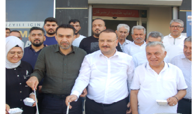 AK PARTİ TOROSLAR İLÇE BAŞKANI FERDİ ÇOKKESER ve YÖNETİMİ  AK Parti Toroslar İlçe Başkanlığı önünde AŞURE ikramı dualar eşliğinde yaptı;