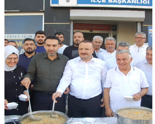 AK PARTİ TOROSLAR İLÇE BAŞKANI FERDİ ÇOKKESER ve YÖNETİMİ  AK Parti Toroslar İlçe Başkanlığı önünde AŞURE ikramı dualar eşliğinde yaptı;