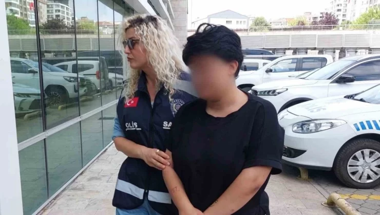 Genç kız, erkek arkadaşından ayrılmasını isteyen annesini bıçakla ağır yaraladı