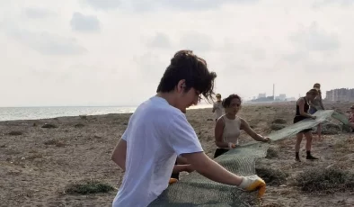 Gençler, kaplumbağaları korumak için sahile file çekiyor