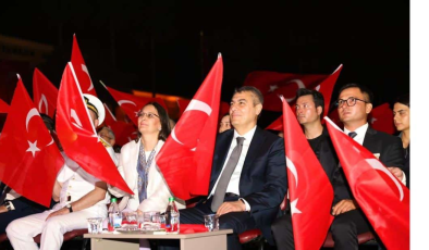 Valimiz Sayın Atilla Toros ve eşi Sayın Dudu İrem Toros Hanımefendi, “15 Temmuz Demokrasi ve Millî Birlik Günü” etkinlikleri kapsamında düzenlenen “Demokrasi Nöbeti”ne katıldı.
