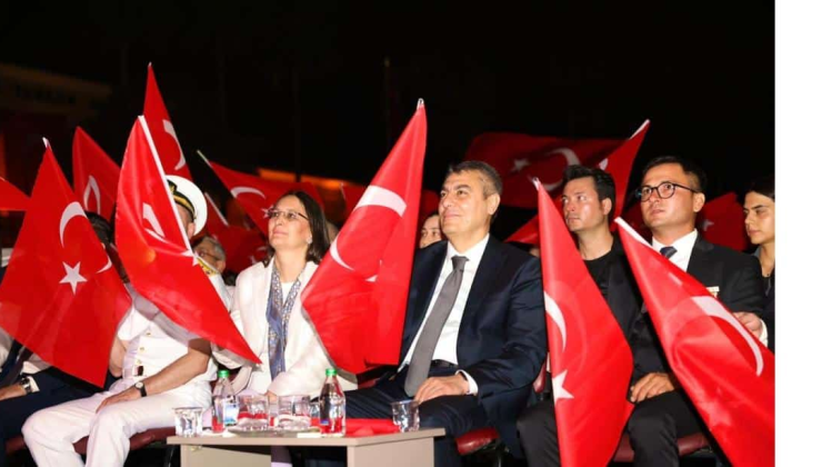 Valimiz Sayın Atilla Toros ve eşi Sayın Dudu İrem Toros Hanımefendi, “15 Temmuz Demokrasi ve Millî Birlik Günü” etkinlikleri kapsamında düzenlenen “Demokrasi Nöbeti”ne katıldı.