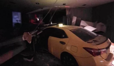 Mersin’de kontrolden çıkan ticari taksi mağazaya daldı