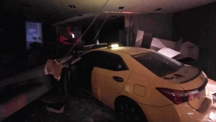 Mersin’de kontrolden çıkan ticari taksi mağazaya daldı
