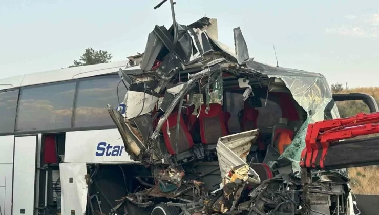 Mersin’de otobüs tıra çarptı: 9 yaralı