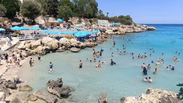 Mersin Halkı Serinlemek İçin Denize Koştu