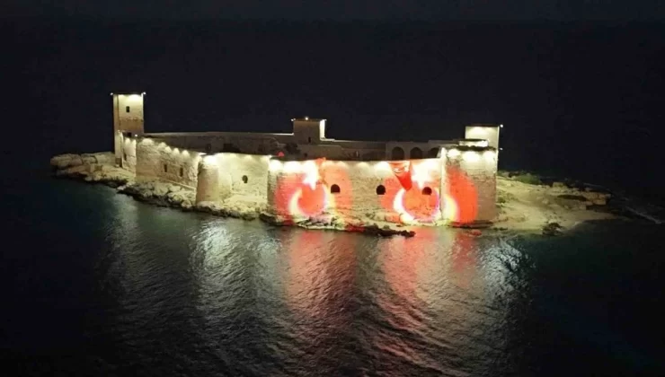 Mersin’in simgesi Kızkalesi ’Ay Yıldızla’ aydınlandı