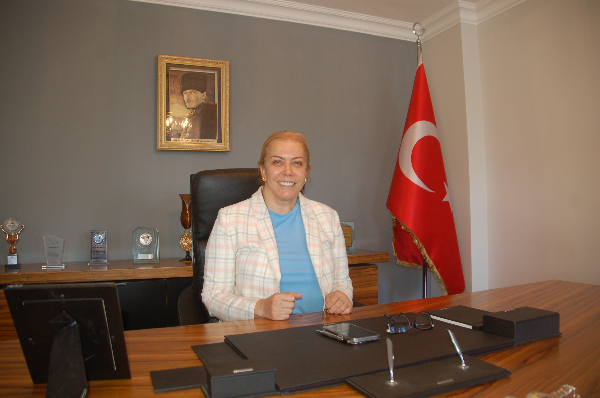 SALİHA ADICAN DİYORKİ;KADINLAR YAŞASIN DÜNYA SEVGİ DOLSUN.