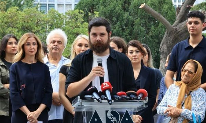 tayman: Benden duymadığım, görmediğim, yaşamadığım şeyleri anlatmamı bekliyorlar, hiçbir kanun dışı şeye rastlamadım, hiçbir kanunsuz işe imza atmadımİBB Başkanı ve CHP’nin Cumhurbaşkanı Adayı Ekrem İmamoğlu ile çalışma arkadaşlarına yönelik 19 Mart operasyonu mağdurlarının oluşturduğu Aile Dayanışma Ağı (ADA), ikinci buluşmasını Saraçhane Parkı’nda yaptı. Buluşmada konuşan eski Medya A.Ş. Genel Müdürü Dr. İpek Elif Atayman’ın oğlu Efe Çakır, “Annem suçsuzdur,