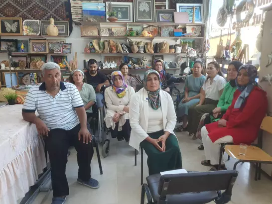MERSİN’in Mut ilçesinde Engellilere Umut Derneği üyeleri, kendilerine tahsis edilen binanın belediye tarafından tahliye edilerek kiraya vermek amacıyla ilana çıkarılmasına tepki gösterdi.