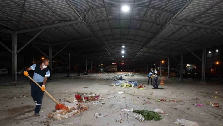 Akdeniz’de pazar yerleri yıkanıyor, çöp konteynerleri dezenfekte ediliyor