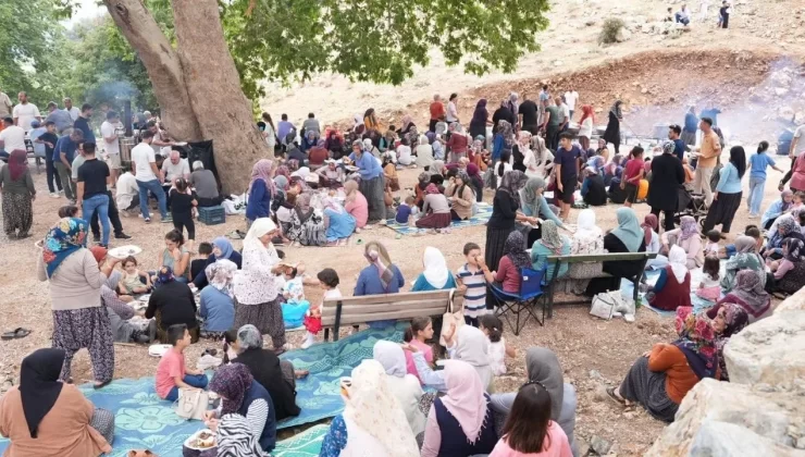 Erdemli’de Dayanışma Güçleniyor: Karahıdırlı Hayır Yemeğinde Buluştu