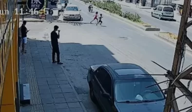 Feci kaza kamerada: Motosikletlinin çarptığı 2 çocuktan biri öldü